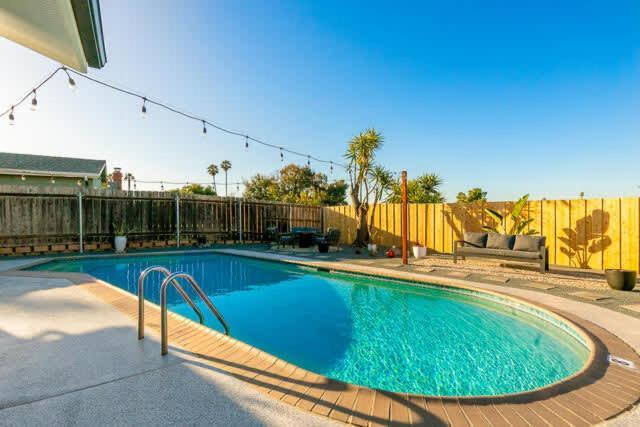 Private Poolside Oasis 15 Min To Everything Holiday home