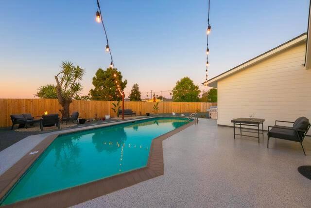 Holiday home Private Poolside Oasis 15 Min To Everything
